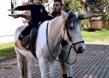 Okulları gezip çocuklara at sevgisi aşılıyorlar