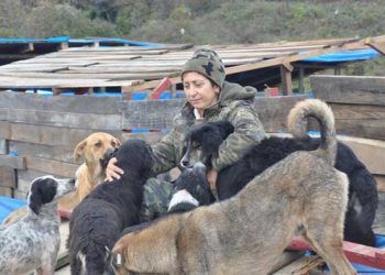 Hayvan hakları için çöplükte açlık grevi yapıyor